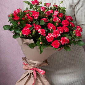 Букет из ярких кустовых роз