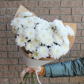 Нежный пышный монобукет из белых кустовых хризантем