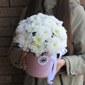 Нежная композиция из белых пушистых кустовых хризантем в шляпной коробке
