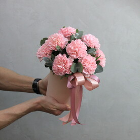 Нежные розовые диантусы с ароматным эвкалиптом в шляпной коробке