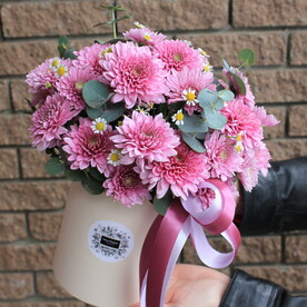 Стойкие яркие хризантемы с ромашками в коробке