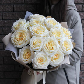 Пышный нежный букет из крупных белых роз с кремовой серединкой 15 штук