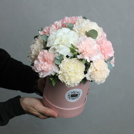 Нежные розовые и кремовые диантусы в коробке