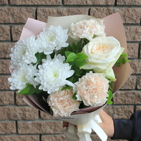 Ароматный букет-комплимент с пионовидной розой и стойкими цветами