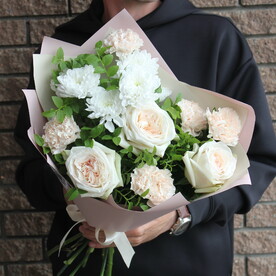 Пышный нежный букет с ароматными пионовидными розами, стойкими цветами и сочной летней зеленью