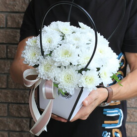 Нежная стойкая композиция с пушистой и белой хризантемой