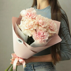 Нежный пышный букет из розовых французских роз