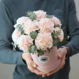 Нежные стойкие диантусы с эвкалиптом в коробке