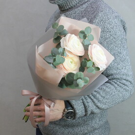 Стильный монобукет с ранункулюсами и эвкалиптом