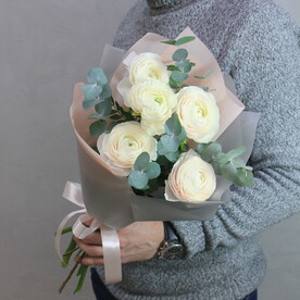 Стильный монобукет с ранункулюсами и эвкалиптом