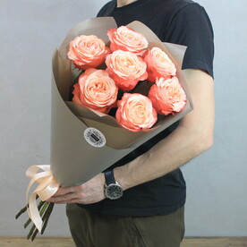 Красивые коралловые пионовидные розы 7 штук