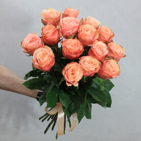 Яркий монобукет из высоких крупных коралловых пионовидных роз 15 штук