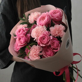 Нежно-яркий букет для любимой из кустовых пионовидных роз и диантусов