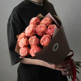 Яркий букет из пионовидных роз