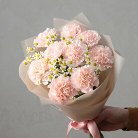 Нежный букет со стойкими гвоздиками и летними ромашками