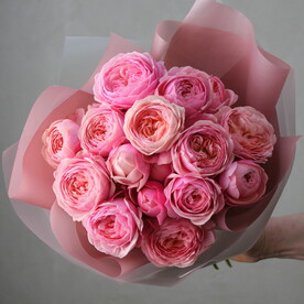 Яркий монобукет из пионовидных кустовых роз