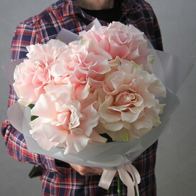 Пышный букет из популярных розовых нежных французских роз