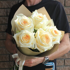 Нежный букет из крупных кремовых роз