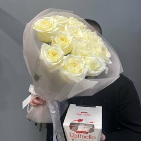 Пионовидные розы и раффаэло