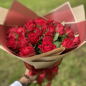 Букет из 25 роз в оформлении
