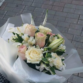 Букет с лилией , розой и альстро