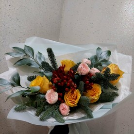 Желтые розы с голубой елью