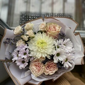 Букет с хризантемой