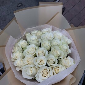 25 белых роз