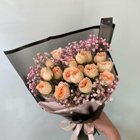 Кустовые розы с гипсофилой