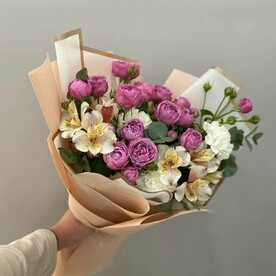 Букет с кустовой розой