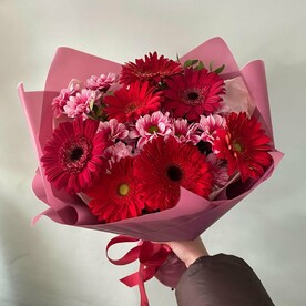 Герберы с хризантемой