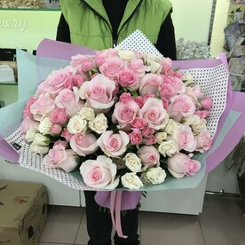 Букет одноголовых и кустовых роз