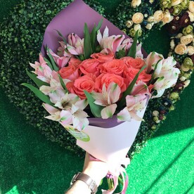 Букет с розой и альстромерией