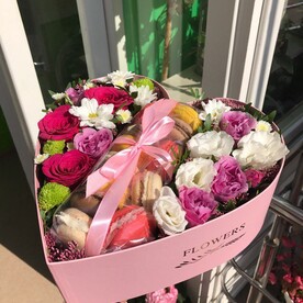 Сердце с цветами и сладким