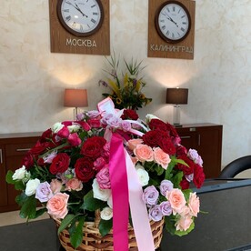 Шикарная корзина из роз