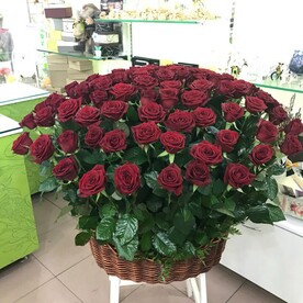 101 роза в корзине