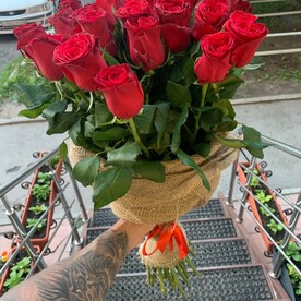 25 высоких красных роз