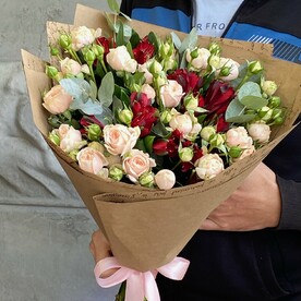 Нежный букет из кустовых роз и альстромерии