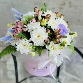 Композиция с альстромериями и хризантемой «Лагурус»