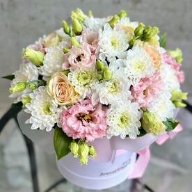 Композиция с розами , эустомой и хризантемой «Романс»