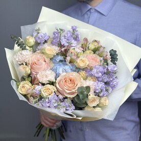 Яркий букет с пионовидными  розами «Карамель»