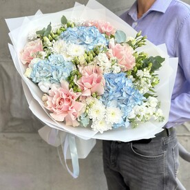 Нежный букет с бархатными розами и гортензиями «АРИЭЛЬ»