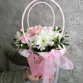 Композиция цветов с розовой розой