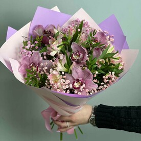 Букет с орхидеей и альстромерией