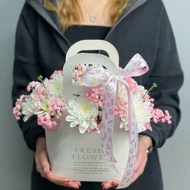 Сумочка с хризантемой кустовой и гипсофилой