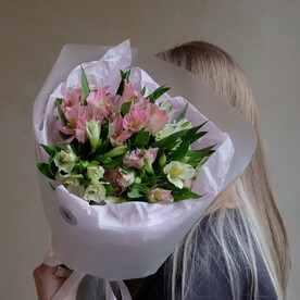 7 альстромерий в дизайнерской упаковке