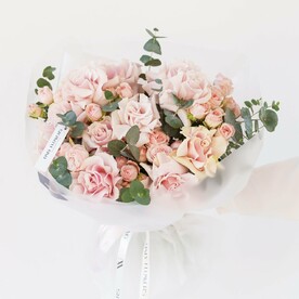 Нежный авторский букет «Поцелуев мост»