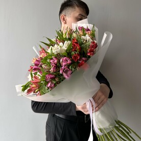 49-0005 Букет из 25 яркой альстромерии в стильной упаковке