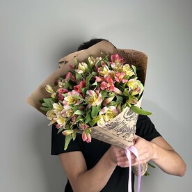 49-0004 Букет альстромерий в крафтовой упаковке