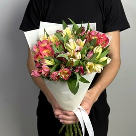 Букет из 11 яркой Альстромерии в стильной упаковке